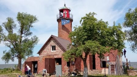 В Калининградской области восстановили старинный маяк на берегу Куршской косы